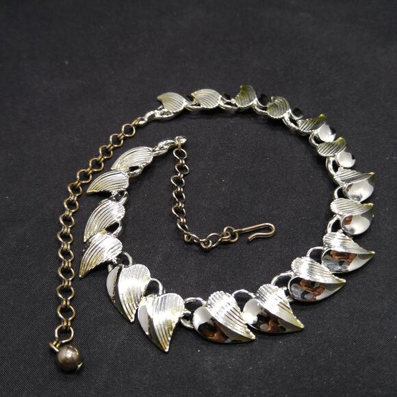 Vintage 1950s Signed Heart Leaves Choker Necklace, Rhodium Plated - Picture 9 of 10